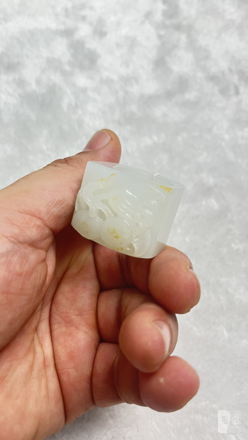 和田玉瓜果纹马鞍扳指 - 图2